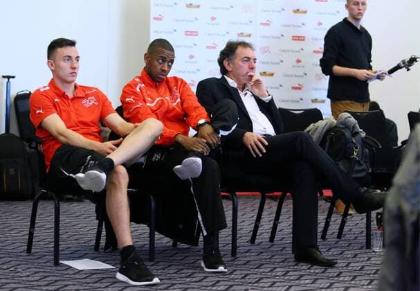 12.11.2013 Zürich Flughafen. Medienkonferenz der Schweizer Fussball-Nationalmannschaft vor dem Spiel gegen Südkorea. Bild zeigt v.li. Josip Drmic Gelson Fernandes Trainer Assistent Michel Pont Aktion Foto 