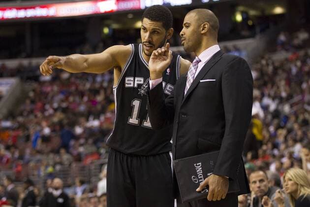 November 11, 2013: San Antonio Spurs power forward Jeff Ayres (11) points things out to assistant coach Ime Udoka during the NBA Basketball Herren USA game between the San Antonio Spurs and the Philadelphia 76ers at the Wells Fargo Center in Philadelphia, Pennsylvania. The Spurs win 109-85. (Christopher Szagola Cal Media) NBA Basketball Herren USA 2013: Spurs vs 76ers NOV 11 - ZUMAcs7