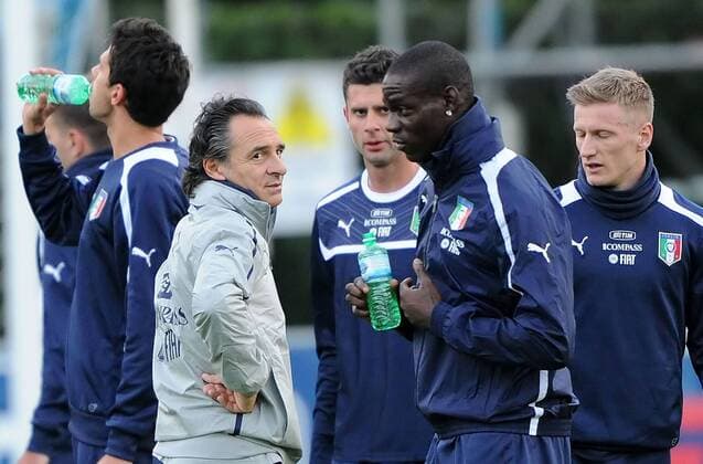 IPP20131112 Football - soccer: International match, Italy (ITA) Training Session, cesare prandelli allenatore italia e mario balotelli (Hinweis: Verwendung nur in Deutschland - only Germany) xHOCHxZWEIx xItalyxPhotoxPressx 