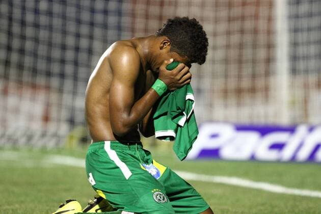 PR - SERIE B PARANA CLUBE Curitiba X SE S E PALMEIRAS SAO PAULO - ESPORTES - ,Caion comemora o acesso da Chapecoense, apos vitoria sobre o Parana valida pela 35. rodada da Serie B do Campeonato Brasileiro, realizada no Estadio Durival de Britto e Silva (Vila Capanema), em Curitiba (PR), neste terca-feira (12). ( x(37)xGeraldoxBubniakx xFotoarenax  (20287) Parana Clube x Chapecoe