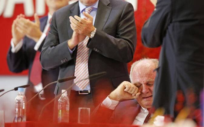 Praesident und Aufsichtsratsvorsitzender Uli HOENESS (FCB) weint geruehrt von der Rede Karl-Heinz RUMMENIGGE (Vorstandsvorsitzender FCB AG) Management, Funktionär, Emotionen, Ueberwaeltigt, weinen, weint, Traenen, Geschaeftsfuehrung, Vereinsleitung, Emotionen, Vereinsführung, Manager FC Bayern Muenchen Jahreshauptversammlung Audi Dome Muenchen, am 13.11.2013 Saison1314 , Saison 2013 2014