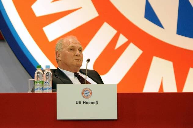 Ein sichtlich bewegter Präsident Uli Hoeness (FC Bayern München) bei der Jahreshauptversammlung des FC Bayern München im Audi Dome München.