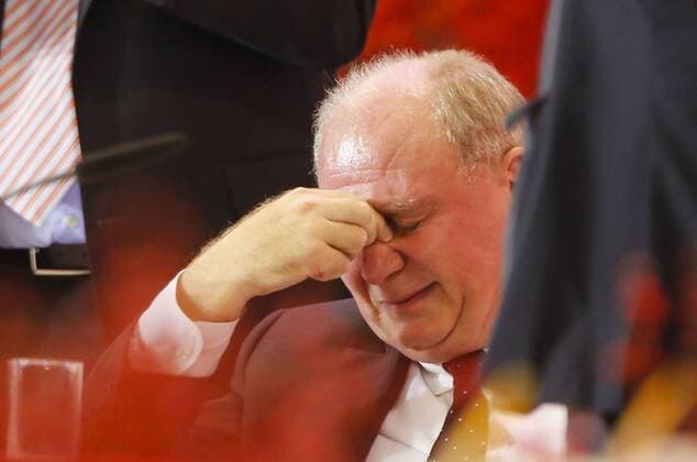 Bei der Rede von Karl-Heinz RUMMENIGGE (Vorstandsvorsitzender FCB AG) Präsident und Aufsichtsratsvorsitzender : Uli HOENESS (FCB) weint, hat Tränen in den Augen, heult, gerührt, Rührung, Emotionen, bekommt Applaus von Karl HOPFNER (FCB Vizepräsident, Ex Geschäftsführer) , Jan-Christian Dreesen , Finanzvorstand FCB Funktionär, Geschäftsführung, Vereinsleitung, Emotionen, Vereinsführung, Manager FC Bayern München Jahreshauptversammlung Audi Dome München, am 13.11.2013 Saison1314 , Saison 2013 2014
