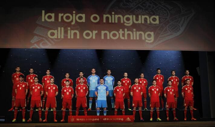 Spanien präsentiert das Nationaltrikot für die WM 2014 hi.v.li.: Fernando Llorente, Sergio Busquets, x, Santi Cazorla, Jesus Navas, Pepe Reina, Victor Valdes, Andres Iniesta, Pedro Rodriguez, Raul Albiol, Inigo Martinez, Alvaro Negredo; Vorn: Javi Martinez, Alvaro Arbeloa, Juanfran, Alberto Moreno, Sergio Ramos, Iker Casillas, David Villa, Xabi Alonso, Koke, Juan Mata, Nacho Monreal xPABLOGARCIAx