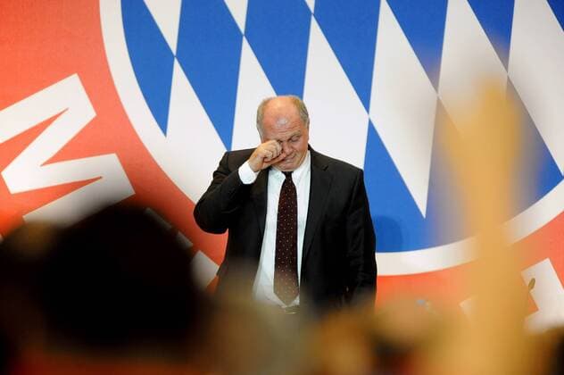 Präsident Uli Hoeness (FC Bayern München) lässt nach der Rede von Vorstandsvorsitzendem Karl-Heinz Rummenigge (FC Bayern München nicht im Bild) seinen Gefühlen freien Lauf und weint bei der Jahreshauptversammlung des FC Bayern München im Audi Dome München. FC Bayern München, Jahreshauptversammlung 2013, 13.11.2013 EP_wse