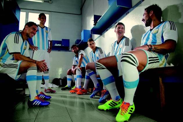 Gute Laune in der Kabine mit v.li.: Maxi Rodriguez, Angel di Maria, Sergio Kun Aguero, Erik Lamela, Lionel Messi und Ezequiel Lavezzi - Präsentation des Adidas Nationaltrikots von Argentinien für die WM 2014