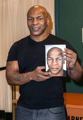 Mike Tyson bei der Präsentation seiner Biographie Indisputable Truth am 13.11.2013 in New York Mike Tyson s Indisputable Truth Book Signing at Barnes & Noble in New York City, 2013 