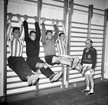 Training TSV München 1860 Saison 1952 1953, vl: Knauer, Baumgartner, Weskamp, Ernst Wechselberger und Trainer Fred Harthaus.