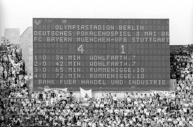 Fußball, DFB-Pokalfinale 1985 1986, FC Bayern München - VfB Stuttgart DFB-Pokalfinale FC Bayern München - VfB Stuttgart: Die Anzeigetafel zeigt den Spielstand 4:1