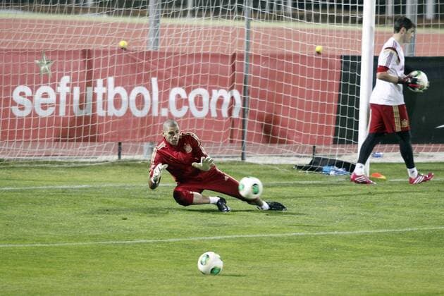 Spanish soccer team trains before they trip to South Africa in Madrid, Spain. In the pic: Victor Valdes. November 14, 2013.  (20147899)