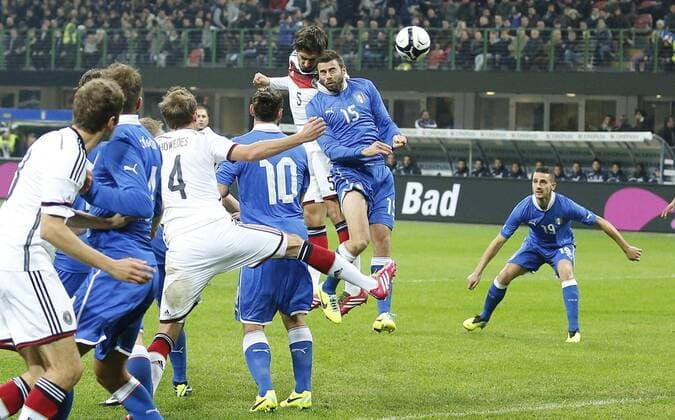 Mats HUMMELS, DFB 5 Torschuss, schiesst das Tor zum 0-1 ITALIEN - DEUTSCHLAND Deutsche Fussball Nationalmannschaft DFB, am 15.11.2013 in Mailand, ITA Freundschaftsspiel