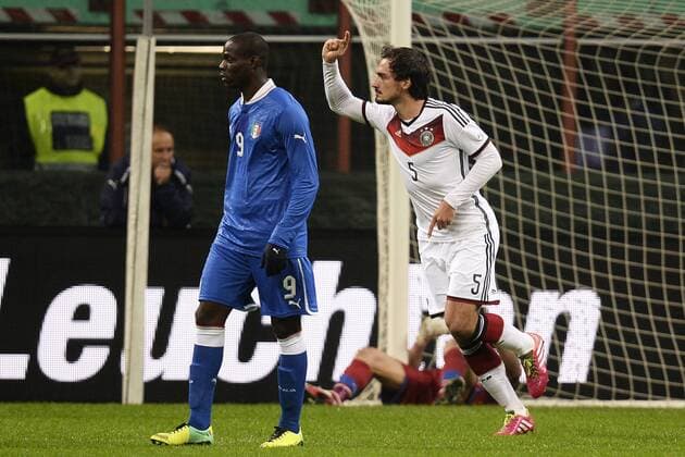 Mats Hummels Germany (R) , Mario Balotelli (R) Italia . Goal celebration 0-1 - Mailand - Freundschaftsspiel - Italien vs. Deutschland - andreaxstaccioli