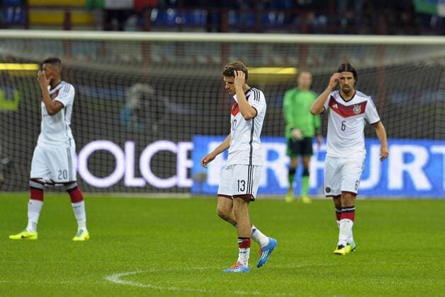 15.11.2013, Deutsche Nationalmannschaft Saison 2013 2014, Testspiel Italien - Deutschland, im Guiseppe Meazza Stadion in Mailand, Italien. v.l. Jerome Boateng (Deutschland), Thomas Müller (Deutschland) und Sami Khedira (Deutschland) sind nach dem Anschlusstreffer zum 1:1 nachdenklich