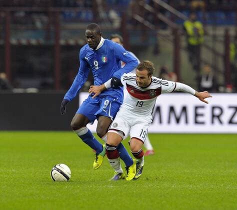 15.11.2013, Deutsche Nationalmannschaft Saison 2013 2014, Testspiel Italien - Deutschland, im Guiseppe Meazza Stadion in Mailand, Italien. v.l. Mario Balotelli (Italien) gegen Mario Götze (Deutschland)