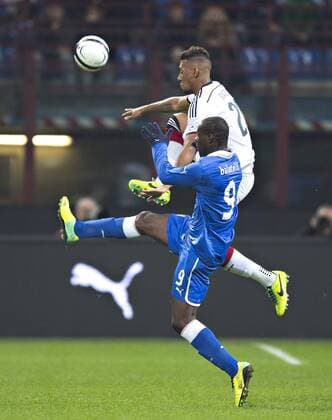 Mailand, 15.11.2013, Fussball Jerome Boateng (Deutschland), Mario Balotelli (Italien) Italien - Deutschland mm