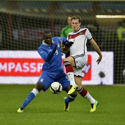 15.11.2013, Deutsche Nationalmannschaft Saison 2013 2014, Testspiel Italien - Deutschland, im Guiseppe Meazza Stadion in Mailand, Italien. v.li: Mario Balotelli (Italien) gegen Marcel Jansen (Deutschland).