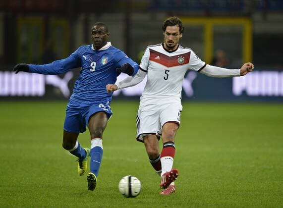 15.11.2013, Deutsche Nationalmannschaft Saison 2013 2014, Testspiel Italien - Deutschland, im Guiseppe Meazza Stadion in Mailand, Italien. v.li: Mario Balotelli (Italien) gegen Mats Hummels (Deutschland).