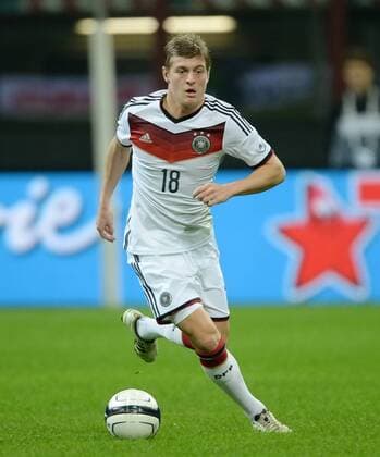 FUSSBALL INTERNATIONALES TESTSPIEL in Mailand Italien - Deutschland 15.11.2013 Toni Kroos (Deutschland) am Ball 