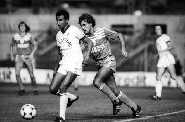 Jean Tigana (Girondins Bordeaux, li.) gegen Siegfried Susser (Racing Strasbourg)