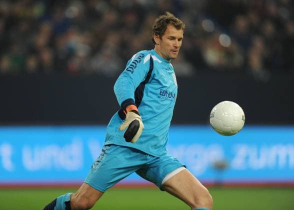 17.11.2013, Fussball, ran Jahrhundertspiel der Fussballlegenden zugunsten der Aktion Ein Herz für Kinder und den Taifunopfern auf den Philippinen, Deutschland - Türkei, Torwart Jens Lehmann (Deutschland)