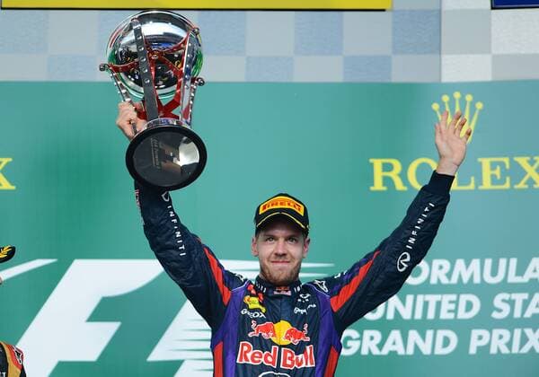 Formel 1, Sebastian Vettel - alle 50 Siege NOV 17 2013: Infiniti Red Bull Racing Sebastian Vettel (Germany) lifts the champions trophy after the Formula 1 United States Grand Prix at the Circuit of the Americas (COTA) in Austin, Texas. AUTO: NOV 17 F1 - United States Grand Prix Icon276131117118 EDITORIAL USE ONLY