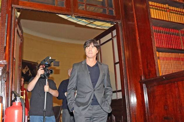 Bundestrainer Joachim Löw (D) kommt zur Pressekonferenz im Horseguards Hotel - Pressekonferenz der Nationalmannschaft