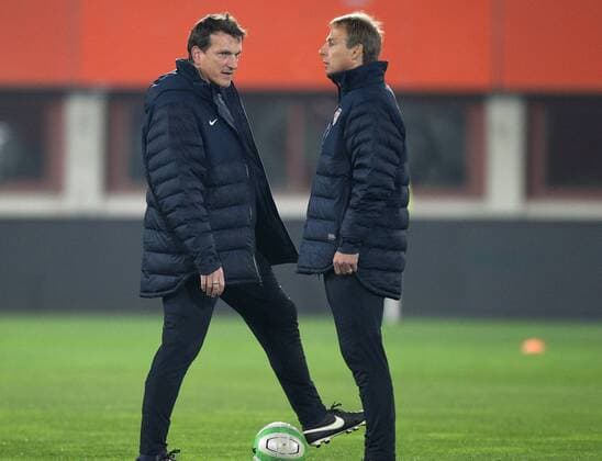 FUSSBALL - AUT vs USA, Testspiel, Vorberichte, Training WIEN,AUSTRIA,18.NOV.13 - FUSSBALL - OEFB Länderspiel, Österreich vs USA, Freundschaftsspiel, Vorberichte, Abschlusstraining Nationalteam USA. Bild zeigt Co-Trainer Andreas Herzog und Teamchef Jürgen Klinsmann (USA). 