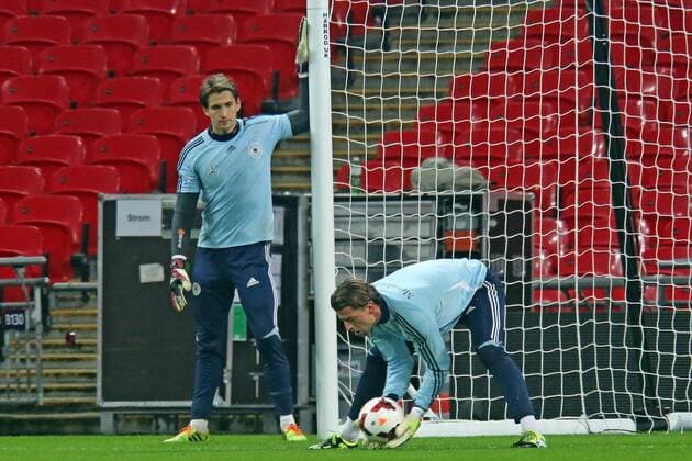 Rene Adler sieht Roman Weidenfeller (D) zu - Abschlusstraining der Nationalmannschaft im Wembley Stadium