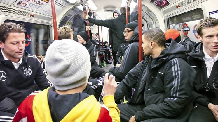 Roman WEIDENFELLER, TW DFB 22 Sidney SAM, DFB 24 Marcell JANSEN, DFB 7 Jerome BOATENG, DFB 20 Andre SCHÜRRLE, Nr.9 DFB DFB Team fährt mit U-Bahn Tube zum Training ENGLAND - DEUTSCHLAND Deutsche Fussball Nationalmannschaft DFB, am 18.11.2013 in London, GBR Freundschaftsspiel