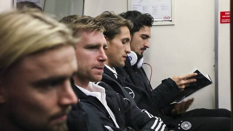 v.li. Marcel Schmelzer , Per MERTESACKER, Nr. 17 DFB , Mats HUMMELS, DFB 5 , Rene ADLER, Nr.12 DFB DFB Team fahren mit U-Bahn Tube zum Training ENGLAND - DEUTSCHLAND Deutsche Fussball Nationalmannschaft DFB, am 18.11.2013 in London, GBR Freundschaftsspiel - 