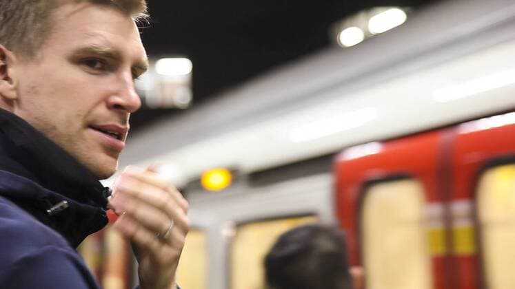 Per MERTESACKER, Nr. 17 DFB DFB Team fährt mit U-Bahn Tube zum Training ENGLAND - DEUTSCHLAND Deutsche Fussball Nationalmannschaft DFB, am 18.11.2013 in London, GBR Freundschaftsspiel - 