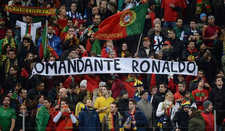 Fussball International WM Qualifikation 2014 Playoff Rueckspiel in Stockholm 19.11.2013 Portugiesische Fans feiern Cristiano Ronaldo (Portugal) per Plakat in der Friends Arena 