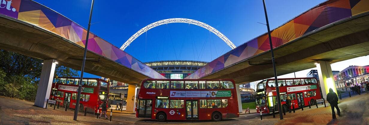 WEMBLEY STADION Stadion, Fussballstadion, Aussenansicht, Architektur, aussen abendlicht, Beleuchtung, Licht blauer Himmel ENGLAND am 19.11.2013 in London, GBR Freundschaftsspiel