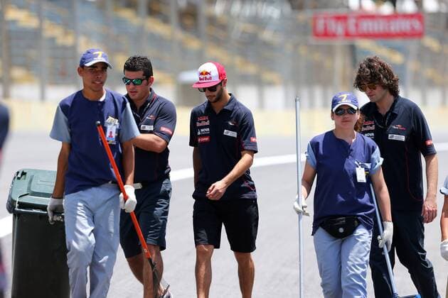 21.11.2013- Daniel Ricciardo (AUS) Scuderia Toro Rosso STR8 
