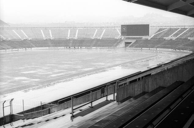 Fußball, Stadiongeschichte VfB Stuttgart Neckarstadion, Heimspielstätte des VfB Stuttgart mit Schnee und Eis bedeckt, das Spiel gegen Fortuna Düsseldorf muss abgesagt werden