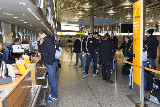 22.11.2013, Flughafen, Langenhagen, EHF-Cup, Die Mannschaft vom TSV Hannover-Burgdorf (GER) fliegt zum Hinrundenspiel des EHF-Cup gegen Kadetten Schaffhausen (SUI), im Bild Jan Fiete Buschmann (13, TSV Hannover-Burgdorf, li.) beim Check in, dahinter Torge Johannsen (2, TSV Hannover-Burgdorf) mit Krücken, Mait Patrail (9, TSV Hannover-Burgdorf), Borut Mackovsek (51, TSV Hannover-Burgdorf) und Lars Lehnhoff (15, TSV Hannover-Burgdorf) GER, EHF-Cup, Abflug des TSV Hannover-Burgdorf in die Schweiz