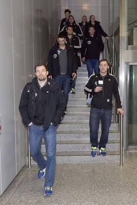 22.11.2013, Flughafen, Langenhagen, EHF-Cup, Die Mannschaft vom TSV Hannover-Burgdorf (GER) fliegt zum Hinrundenspiel des EHF-Cup gegen Kadetten Schaffhausen (SUI), im Bild Jan Fiete Buschmann (13, TSV Hannover-Burgdorf, li.), Joakim Hykkerrud (14, TSV Hannover-Burgdorf), Borut Mackovsek (51, TSV Hannover-Burgdorf), Vasko Sevaljevic (22, TSV Hannover-Burgdorf) kommen die Treppe herunter gelaufen GER, EHF-Cup, Abflug des TSV Hannover-Burgdorf in die Schweiz