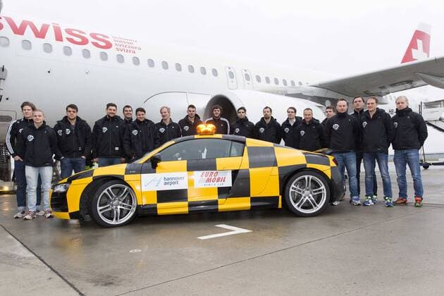 22.11.2013, Flughafen, Langenhagen, EHF-Cup, Die Mannschaft vom TSV Hannover-Burgdorf (GER) fliegt zum Hinrundenspiel des EHF-Cup gegen Kadetten Schaffhausen (SUI), im Bild Runar Karason (24, TSV Hannover-Burgdorf, li.), Timo Kastening (73, TSV Hannover-Burgdorf), Vasko Sevaljevic (22, TSV Hannover-Burgdorf), Nikolai Weber (98, TSV Hannover-Burgdorf), Juan Andreu (4, TSV Hannover-Burgdorf), Martin Ziemer (1, TSV Hannover-Burgdorf), Gustav Rydergard (18, TSV Hannover-Burgdorf), Borut Mackovsek (51, TSV Hannover-Burgdorf), Mait Patrail (9, TSV Hannover-Burgdorf), Mario Clössner (TSV Hannover-Burgdorf), Jan Fiete Buschmann (13, TSV Hannover-Burgdorf), Benjamin Chatton (Geschäftsführer, TSV Hannover-Burgdorf), Christopher Nordmeyer (Trainer, TSV Hannover-Burgdorf), Maurice Draeger (31, TSV Hannover-Burgdorf), Alexander Grah (Co-Trainer, TSV Hannover-Burgdorf), Joakim Hykkerrud (14, TSV Ha