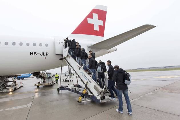 22.11.2013, Flughafen, Langenhagen, EHF-Cup, Die Mannschaft vom TSV Hannover-Burgdorf (GER) fliegt zum Hinrundenspiel des EHF-Cup gegen Kadetten Schaffhausen (SUI), im Bild Die Mannschaft vom TSV Hannover-Burgdorf steigt ins Flugzeug ein, Timo Kastening (73, TSV Hannover-Burgdorf), Julius Hinz (37, TSV Hannover-Burgdorf), Martin Ziemer (1, TSV Hannover-Burgdorf), Christopher Nordmeyer (Trainer, TSV Hannover-Burgdorf), Alexander Grah (Co-Trainer, TSV Hannover-Burgdorf), Mait Patrail (9, TSV Hannover-Burgdorf) und Benjamin Chatton (Geschäftsführer, TSV Hannover-Burgdorf) GER, EHF-Cup, Abflug des TSV Hannover-Burgdorf in die Schweiz
