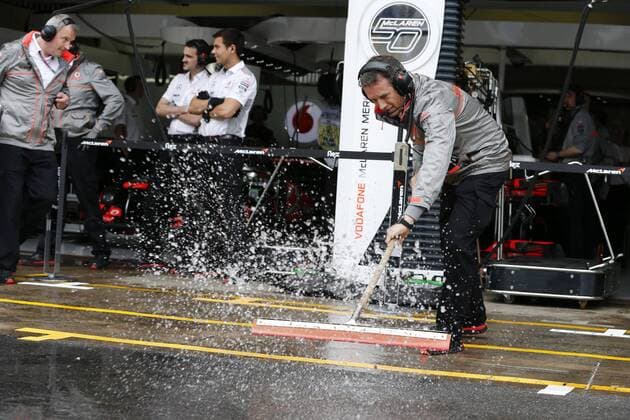 Motorsports: FIA Formula One World Championship 2013, Grand Prix of Brazil, mechanic removes rain from the pit lane xHOCHxZWEIx