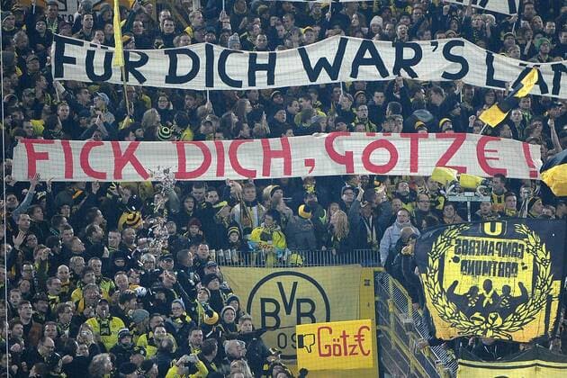 Fußball 1. Bundesliga 13. Spieltag Borussia Dortmund BVB 09 - am 23.11.2013 im Signal Iduna Park in Dortmund Transparent in der Dortmunder Südkurve mit der Aufschrift Fick Dich Götze