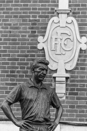 23.11.2013 London, England. A statue of Johnny HAYNES outside the ground before the Premier League game FC Fulham, Craven Cottage Stadium. xCraigxMercerx  ActionPlus11472873