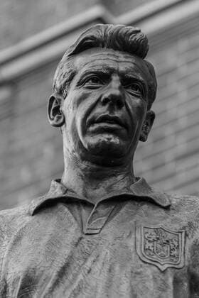 23.11.2013 London, England. A statue of Johnny HAYNES outside the ground before the Premier League game FC Fulham, Craven Cottage Stadium. xCraigxMercerx  ActionPlus11472875