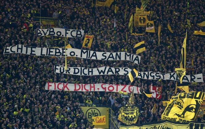 Samstag 23.11.2013, Saison 2013 2014, 1. Bundesliga, 13. Spieltag im Signal Iduna Park, BVB Borussia Dortmund, Spruchband: BVB oder FCB, Echte Liebe oder Mia San Mia, für dich wars längst klar, fick dich Götze, als Protest der BVB-Fans gegen MarioxGötze (FCB)