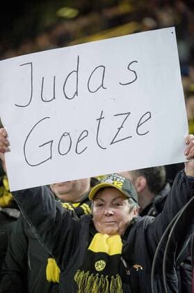 BVB Fanplakat gegen Mario GÖTZE (M), Judas Götze . Fussball 1. Bundesliga,13.Spieltag, Borussia Dortmund BVB 09 am 23.11.2013 in Dortmund Deutschland.