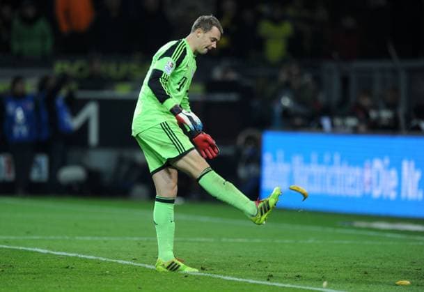 23-11-2013, Fussball, Saison 2013-2014, 1. Bundesliga, 13. Spieltag, Borussia Dortmund BVB 09 - FC Bayern München 0-3, Torhüter Manuel Neuer (Bayern München) kickt Bananen vom Spielfeld.