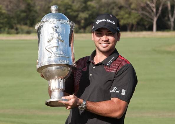 (131124) -- MELBOURNE, Nov. 24, 2013 (Xinhua) -- Jason Day of Australia poses for photo with the trophy after winning the World Cup of Golf tournament at the Royal Melbourne Golf Club in Melbourne, Australia, Nov. 24, 2013. Jason Day won the individual s trophy. (Xinhua Bai Xue) (SP)AUSTRALIA-MELBOURNE-GOLF-WORLD CUP 