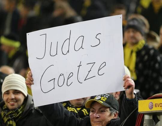 Dortmund, Fussball Männer, 1.Bundesliga ,Saison 2013 2104, Spieltag 14, Borussia Dortmund vs FC Bayern München, 23.11.2013, Signal Iduna Park, Dortmund BVB Fan gegen Mario Götze