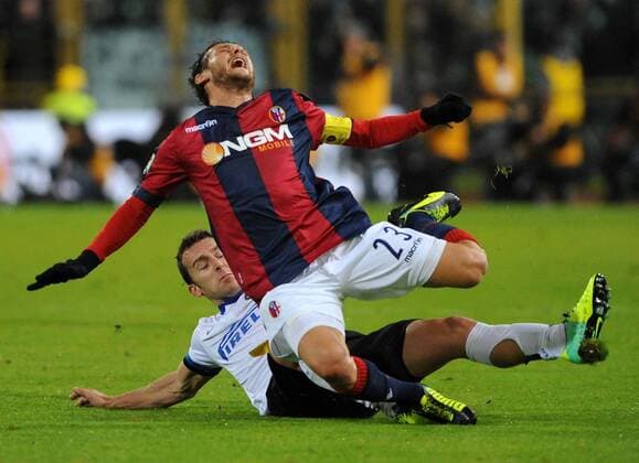 IPP20131124 Football - soccer: Serie A, FC Bologna - Inter Mailand, Hugo Campagnaro vs Alessandro Diamanti xHOCHxZWEIx xItalyxPhotoxPressx 
