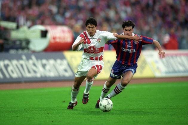 Krassimir Balakov (VfB Stuttgart, li.) gegen Ciriaco Sforza (FC Bayern München)